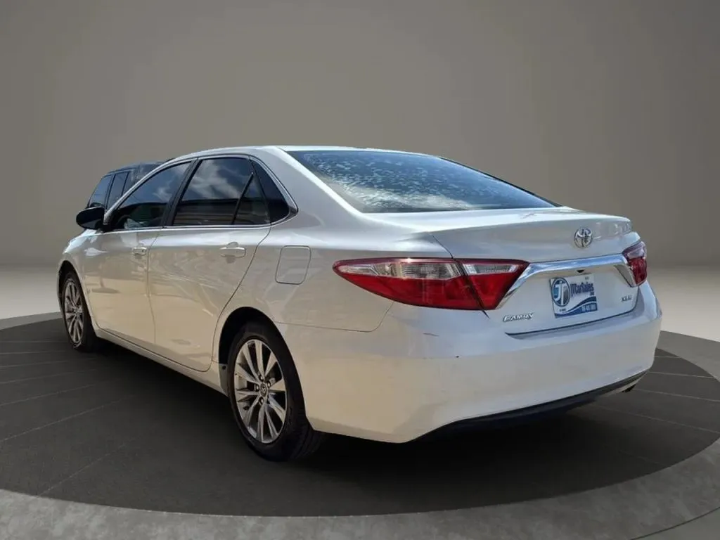 2015 Toyota Camry XLE photo 11
