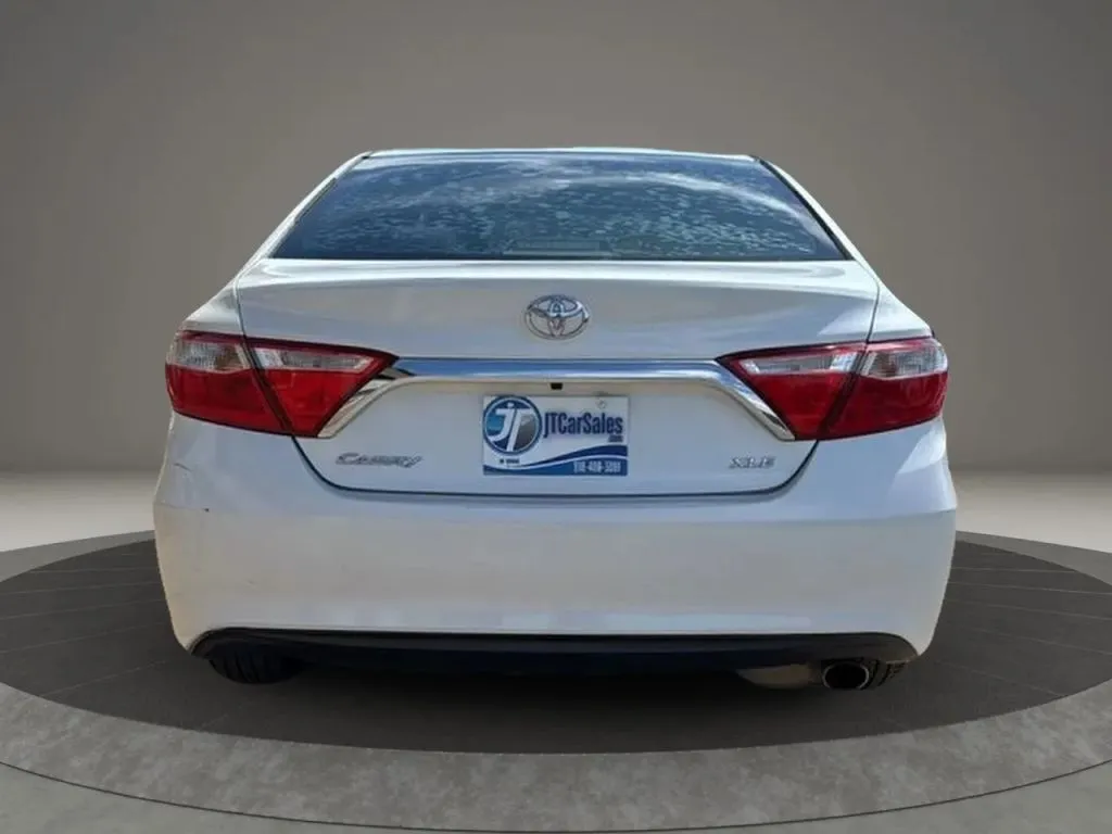 2015 Toyota Camry XLE photo 18