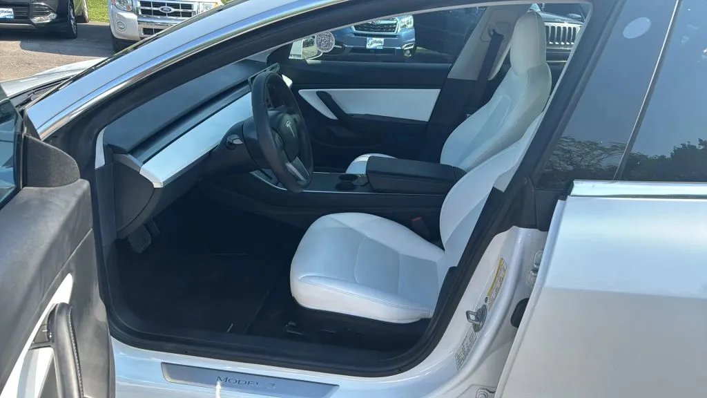2020 Tesla Model 3 Standard Range Plus photo 28