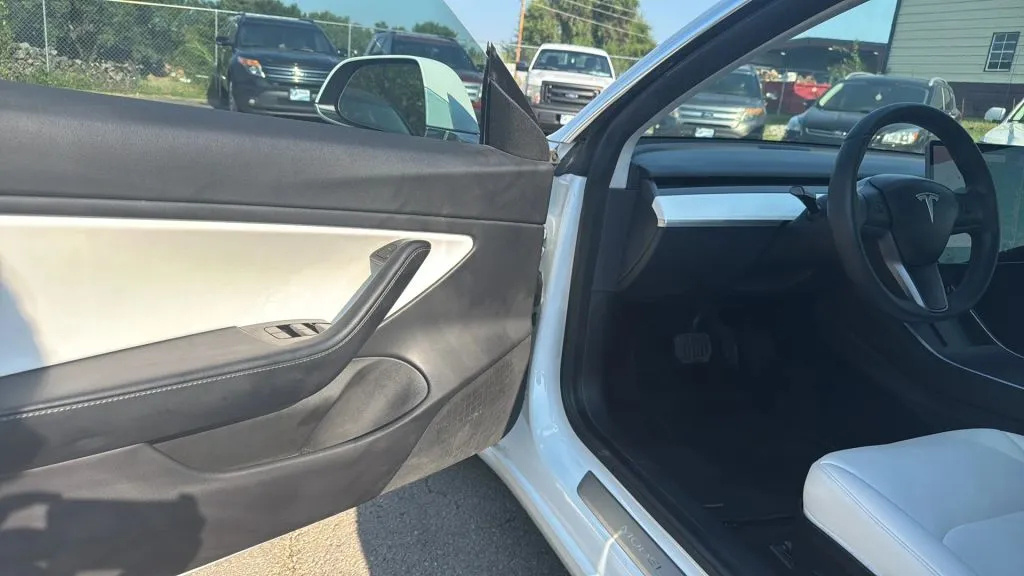 2020 Tesla Model 3 Standard Range Plus photo 23
