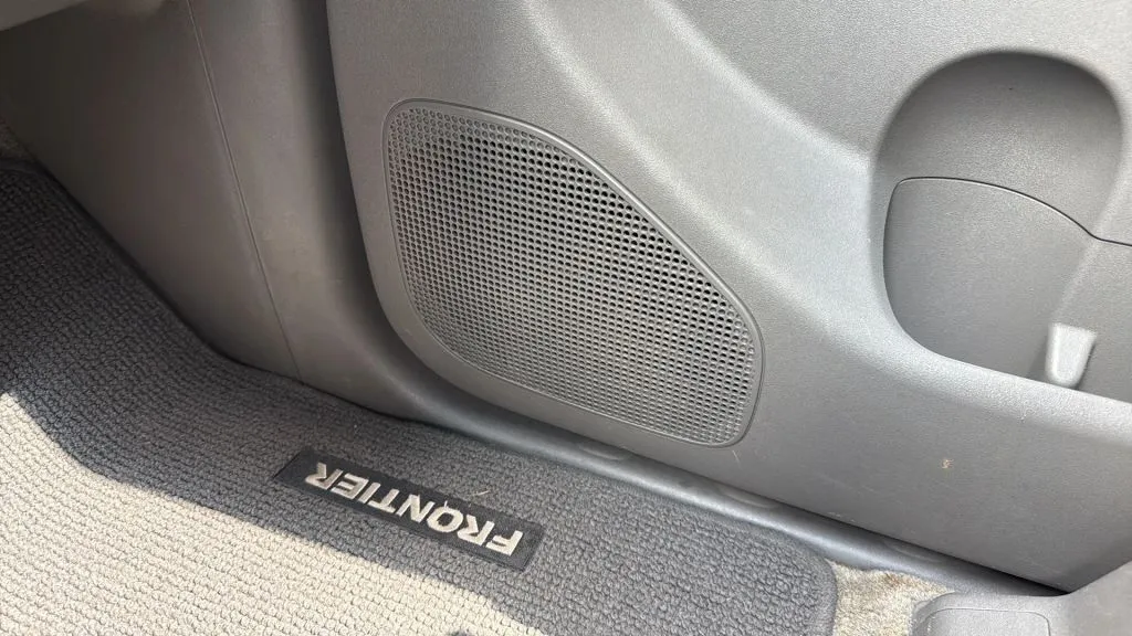 2012 Nissan Frontier Crew Cab SV photo 24