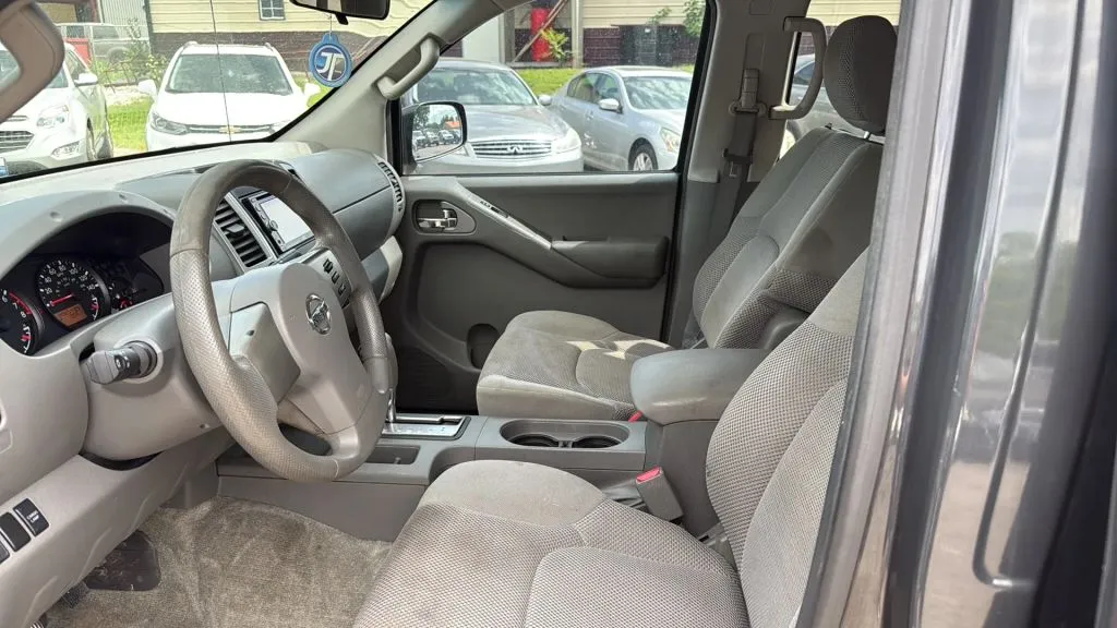 2012 Nissan Frontier Crew Cab SV photo 21