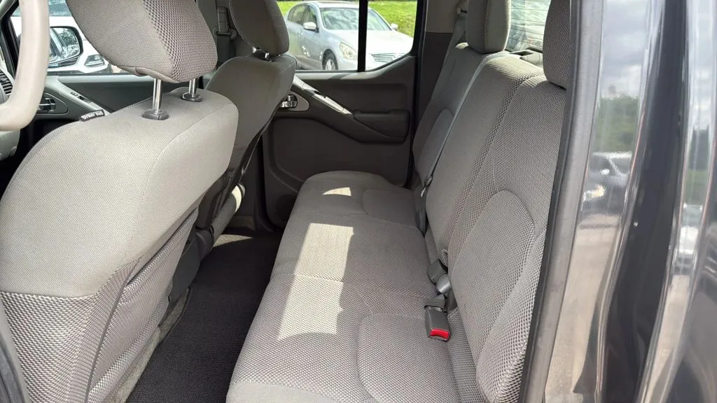 2012 Nissan Frontier Crew Cab SV photo 13
