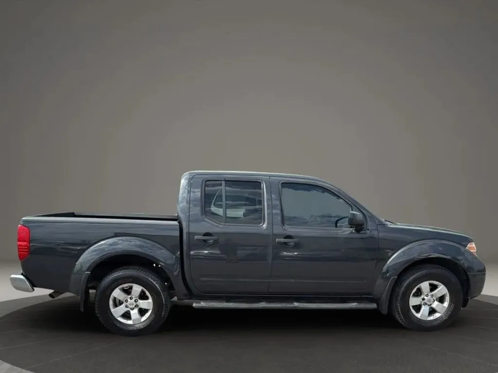 2012 Nissan Frontier Crew Cab SV photo 10