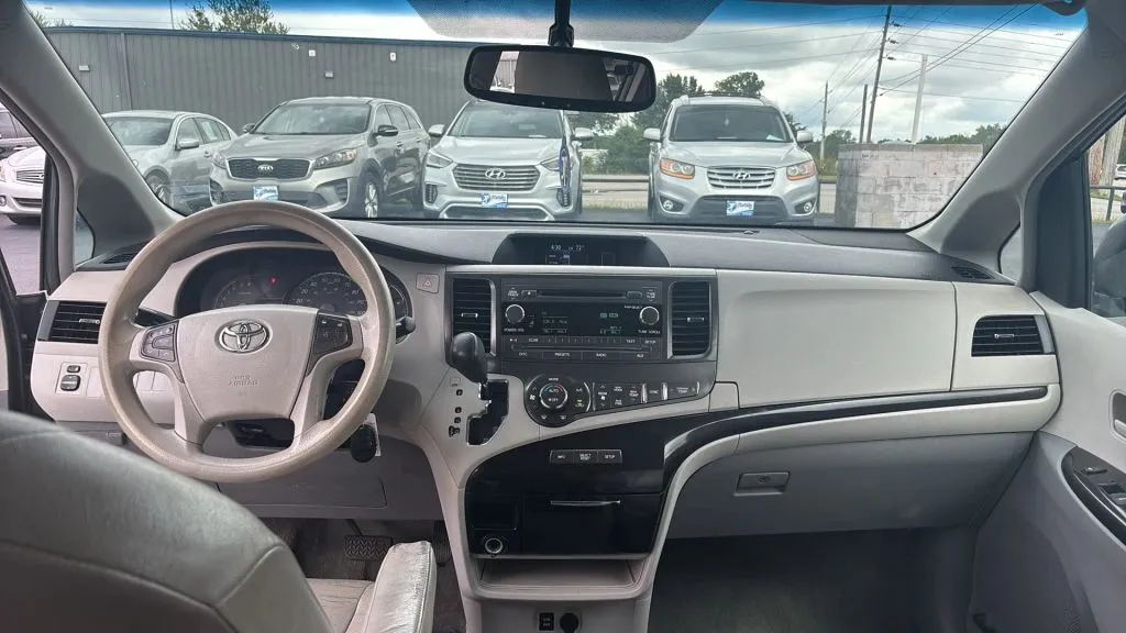 2014 Toyota Sienna LE photo 17