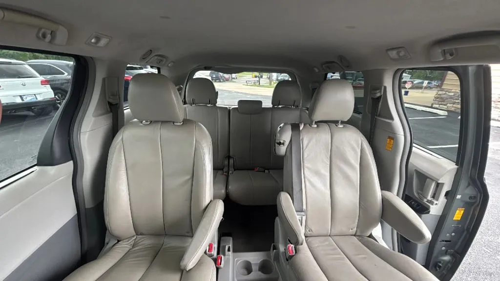 2014 Toyota Sienna LE photo 16