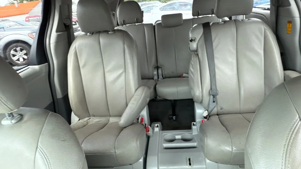 2014 Toyota Sienna LE photo 10