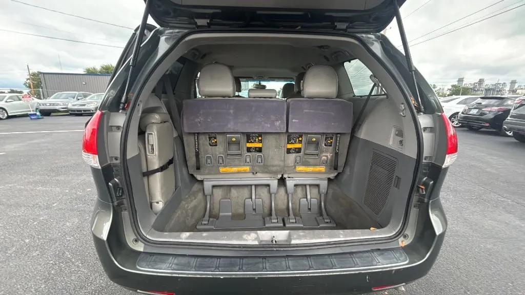 2014 Toyota Sienna LE photo 7