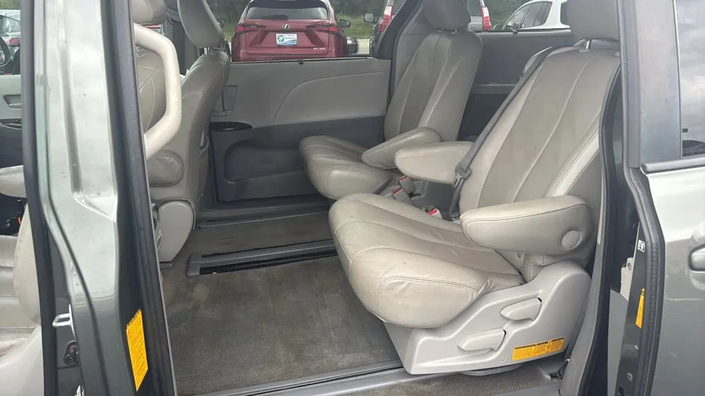 2014 Toyota Sienna LE photo 23