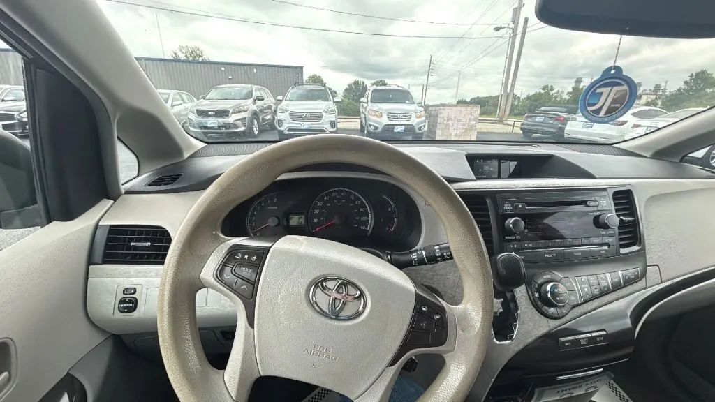 2014 Toyota Sienna LE photo 14