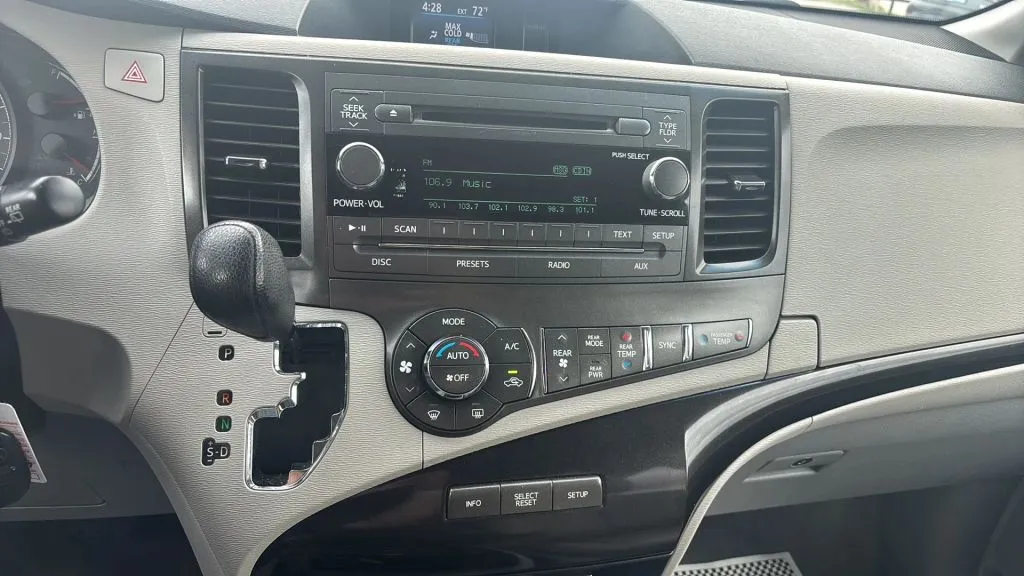 2014 Toyota Sienna LE photo 12