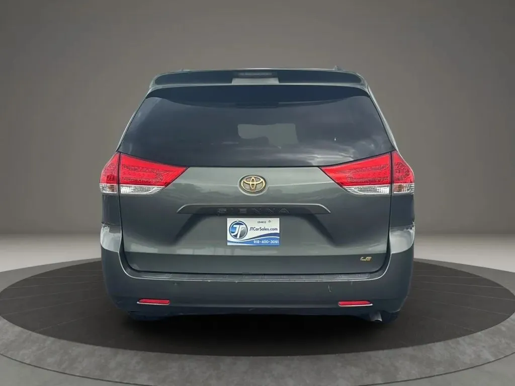 2014 Toyota Sienna LE photo 3