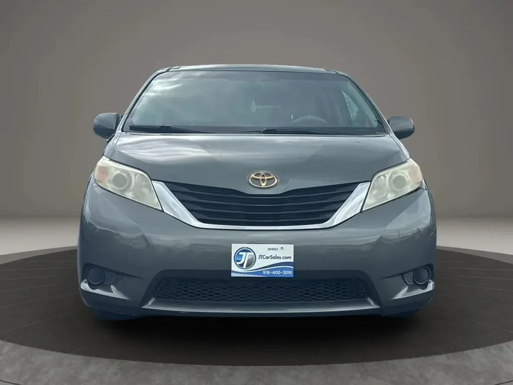 2014 Toyota Sienna LE photo 22