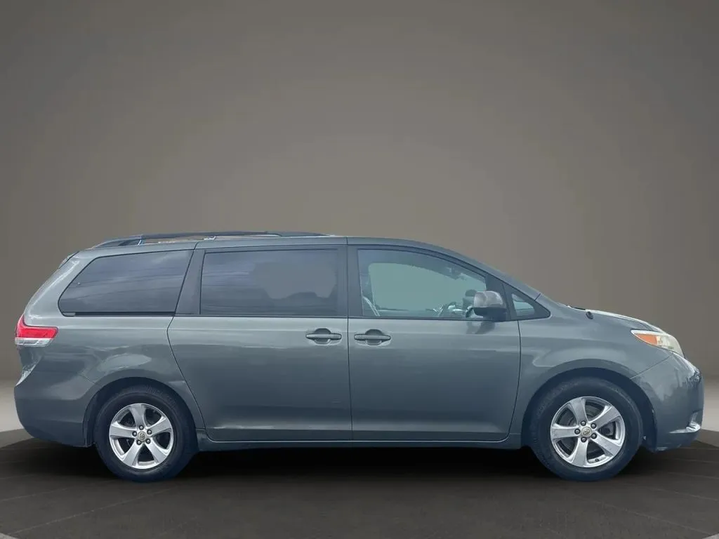 2014 Toyota Sienna LE photo 5