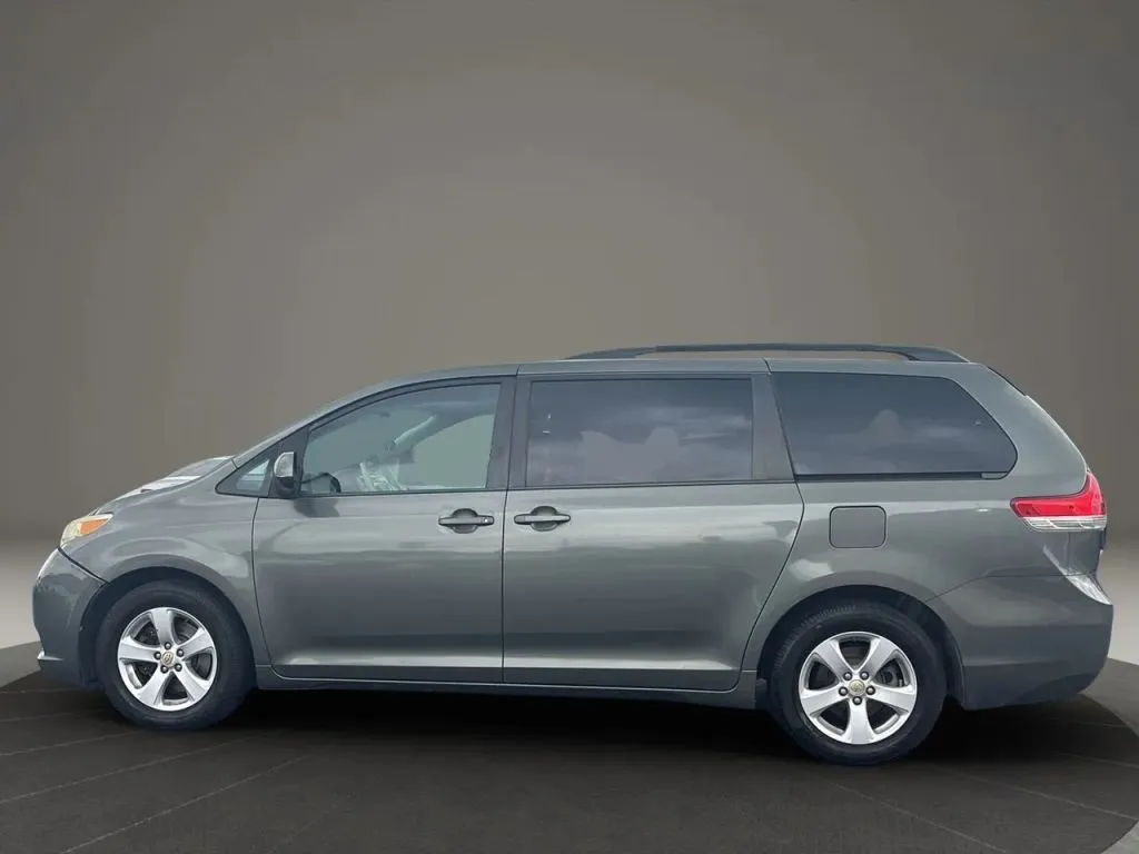 2014 Toyota Sienna LE photo 24