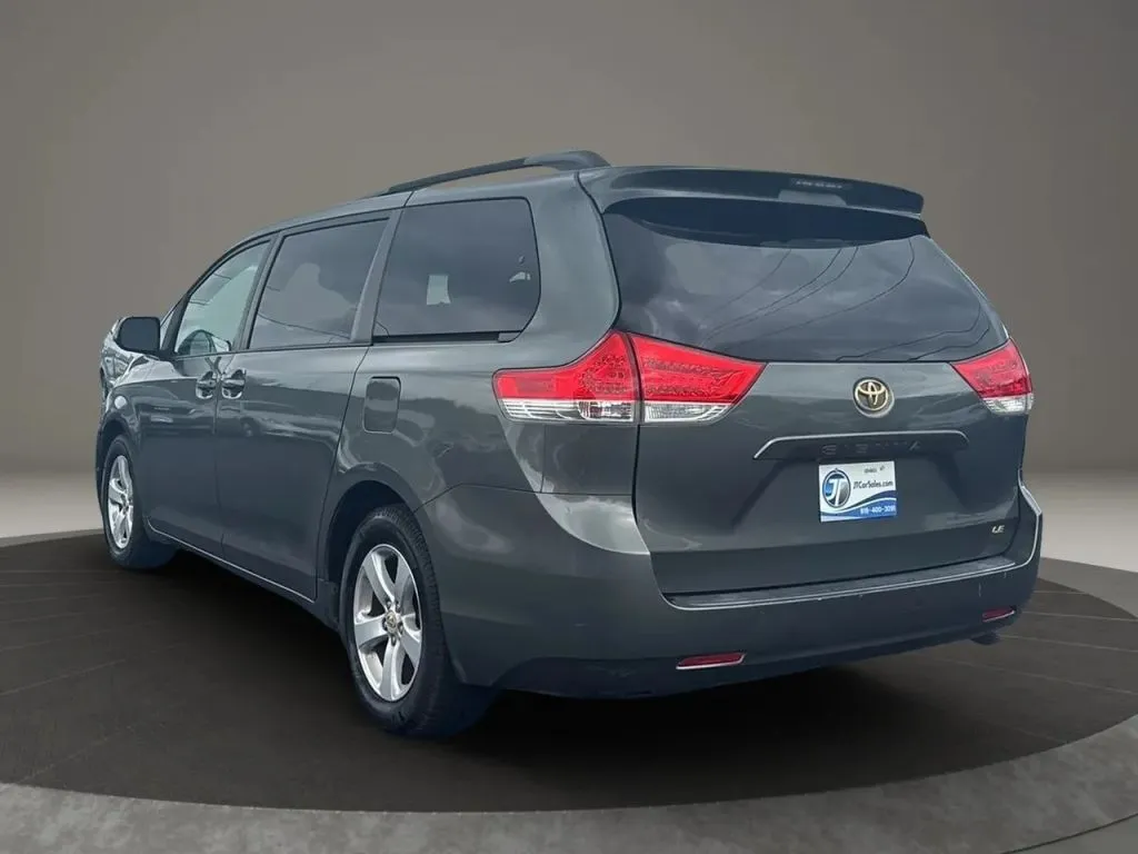 2014 Toyota Sienna LE photo 4
