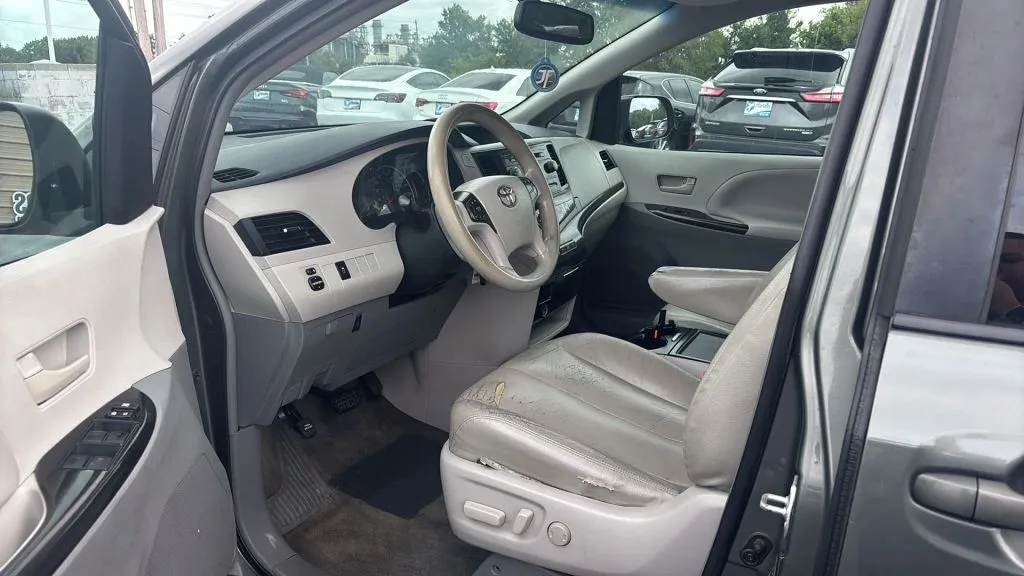 2014 Toyota Sienna LE photo 6