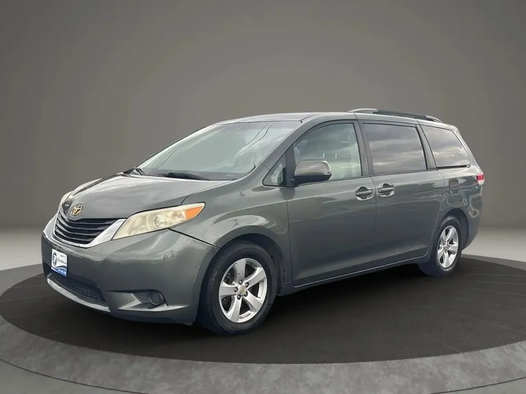 2014 Toyota Sienna LE photo 15