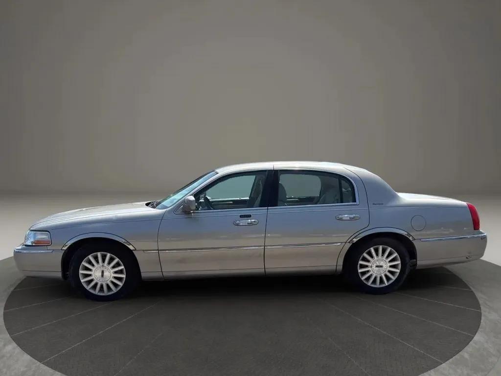 2003 Lincoln Town Car Signature photo 22