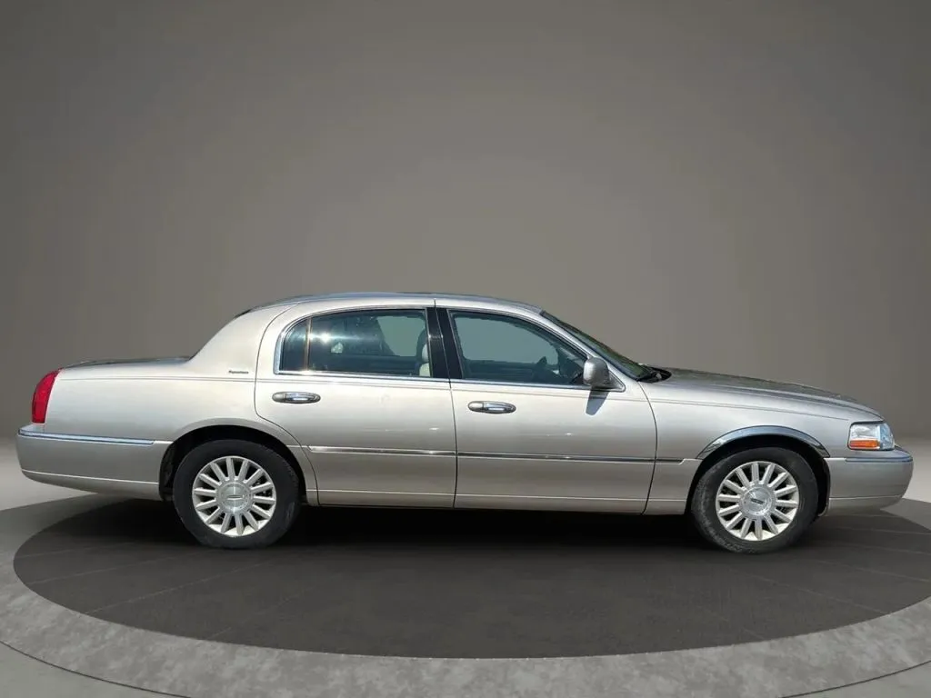 2003 Lincoln Town Car Signature photo 21
