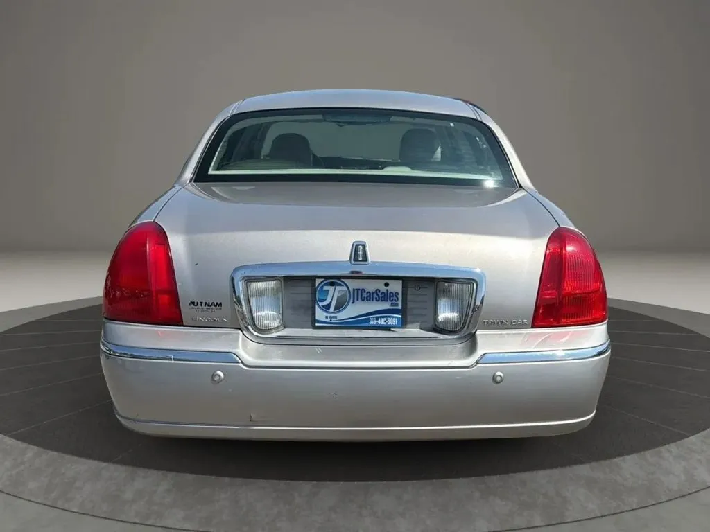 2003 Lincoln Town Car Signature photo 4