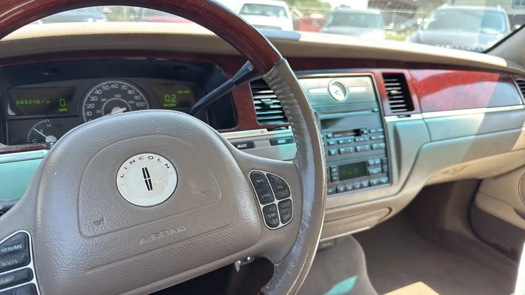 2003 Lincoln Town Car Signature photo 10