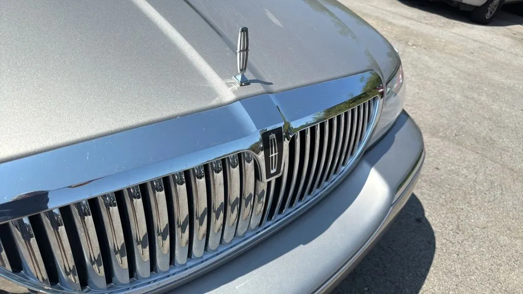 2003 Lincoln Town Car Signature photo 7
