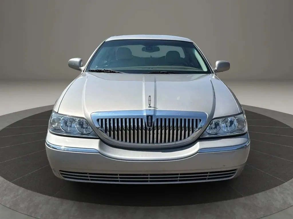 2003 Lincoln Town Car Signature photo 23