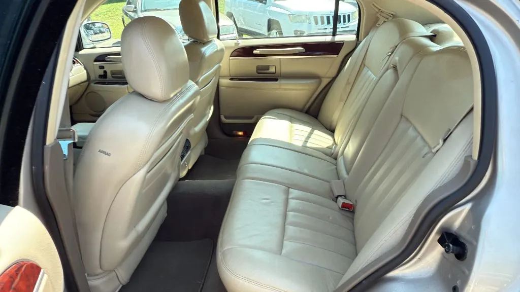 2003 Lincoln Town Car Signature photo 3