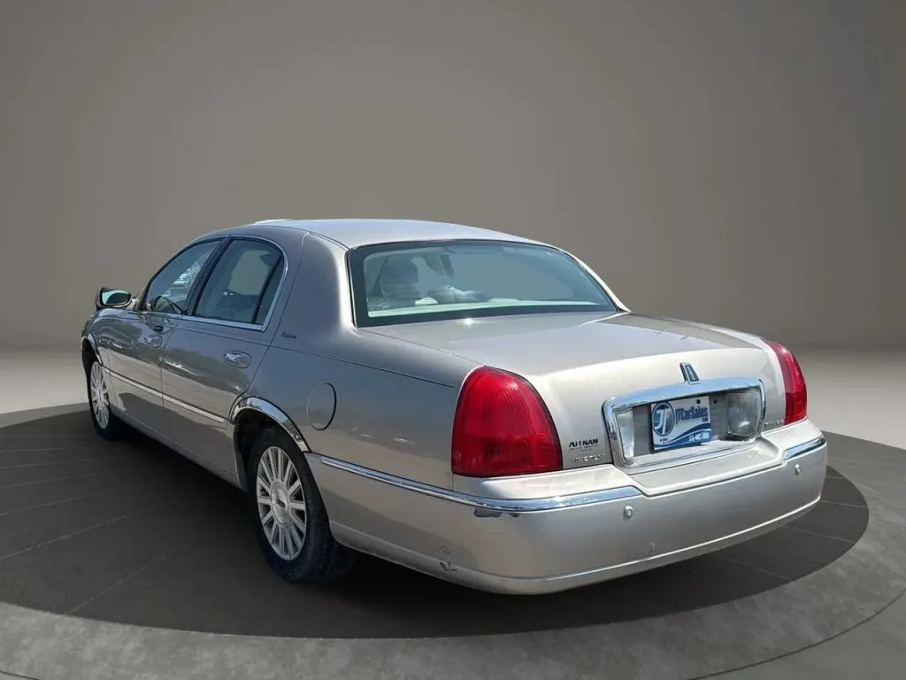 2003 Lincoln Town Car Signature photo 5