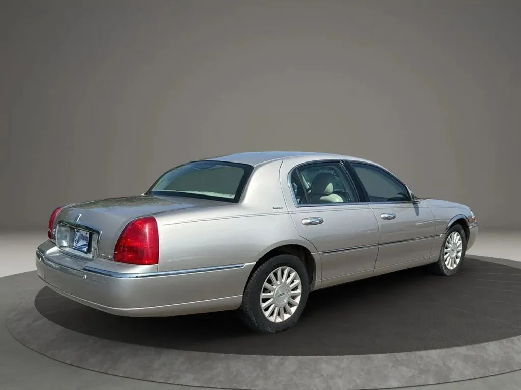 2003 Lincoln Town Car Signature photo 12