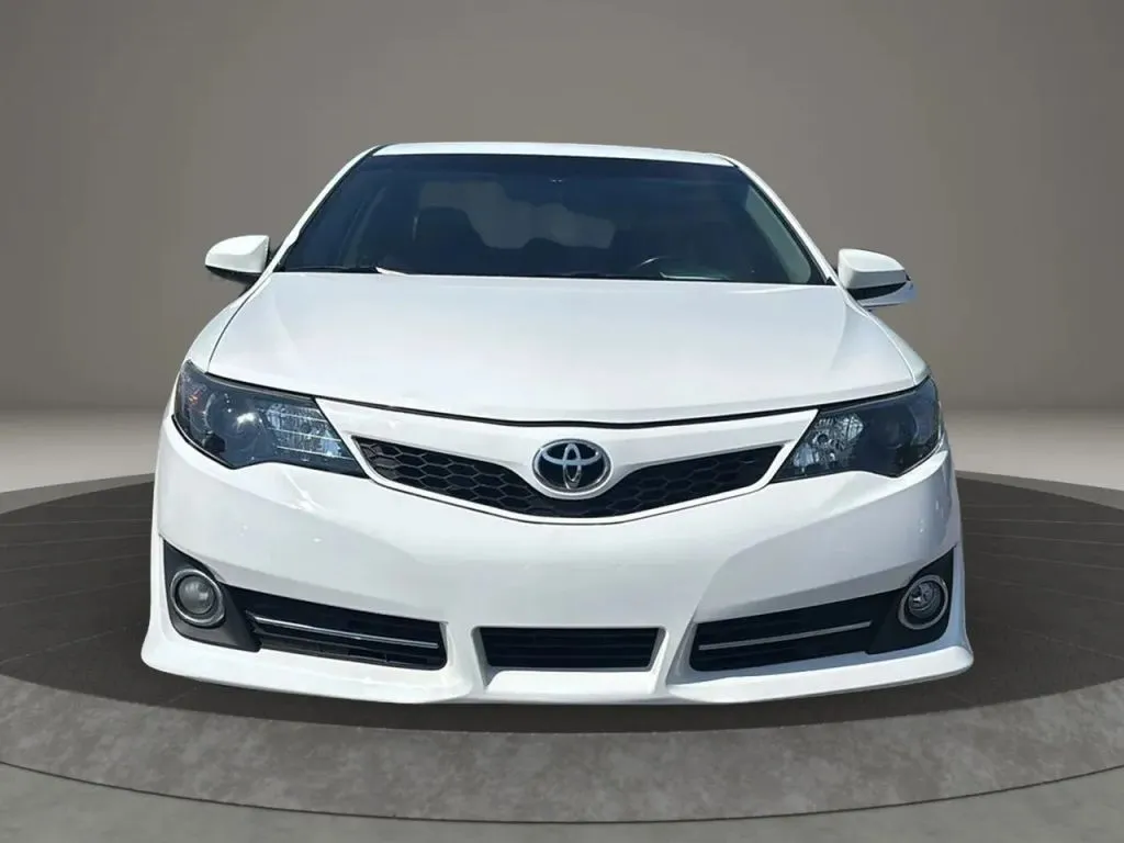 2013 Toyota Camry photo 2
