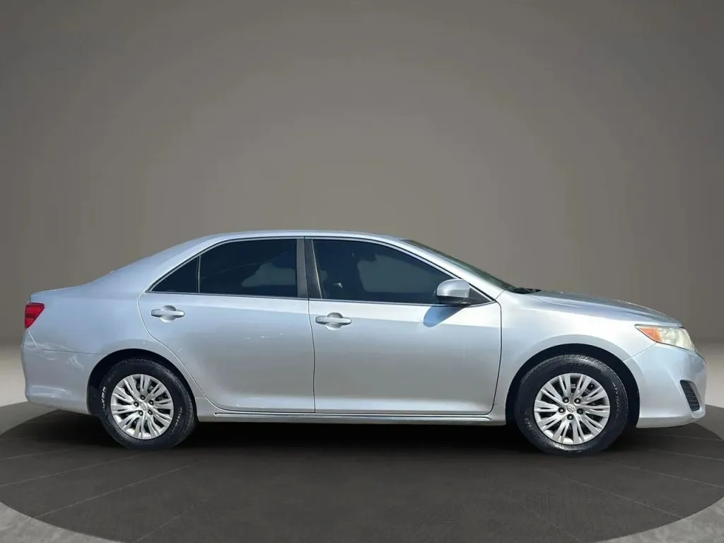 2013 Toyota Camry LE photo 8