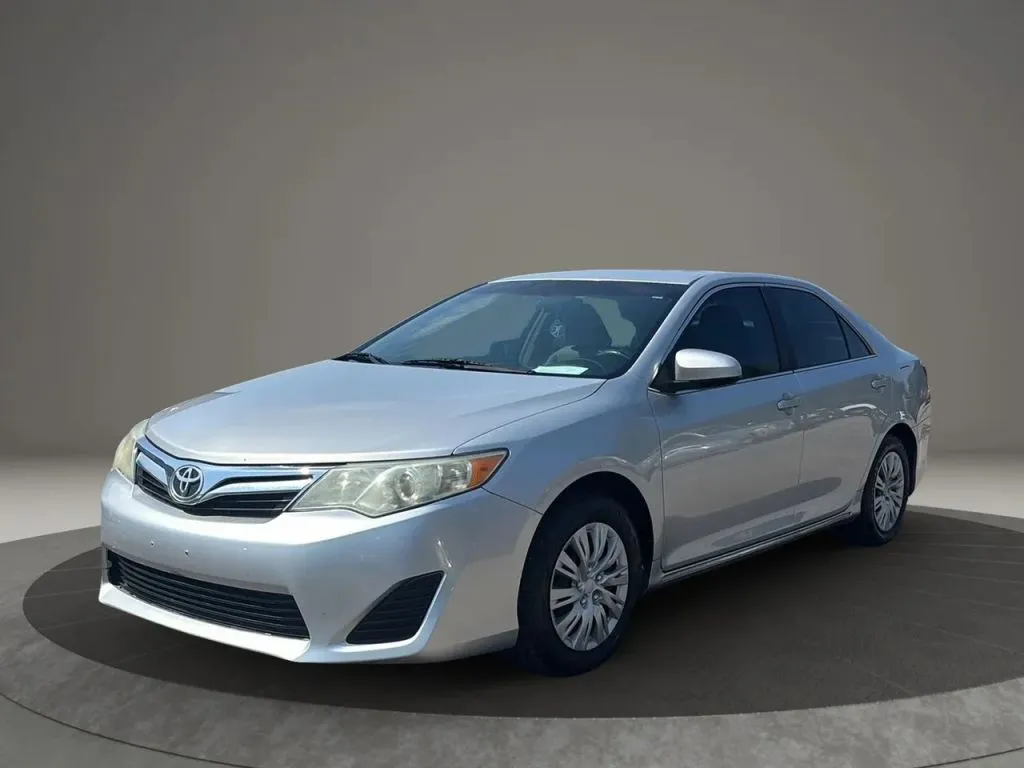 2013 Toyota Camry LE photo 18