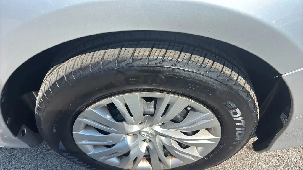 2013 Toyota Camry LE photo 3