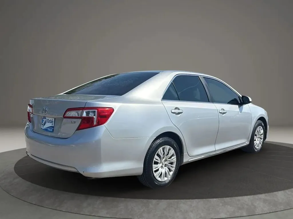 2013 Toyota Camry LE photo 2