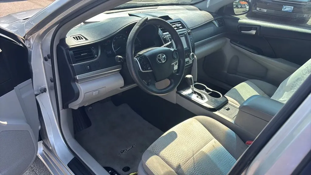 2013 Toyota Camry LE photo 11