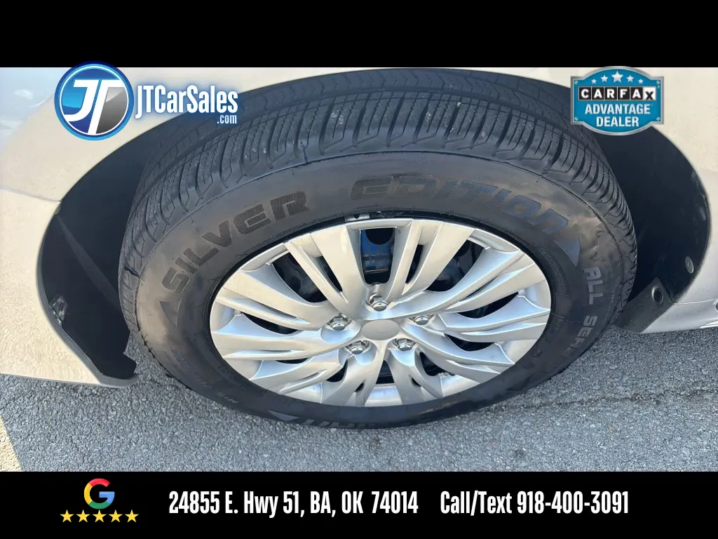 2013 Toyota Camry LE photo 21