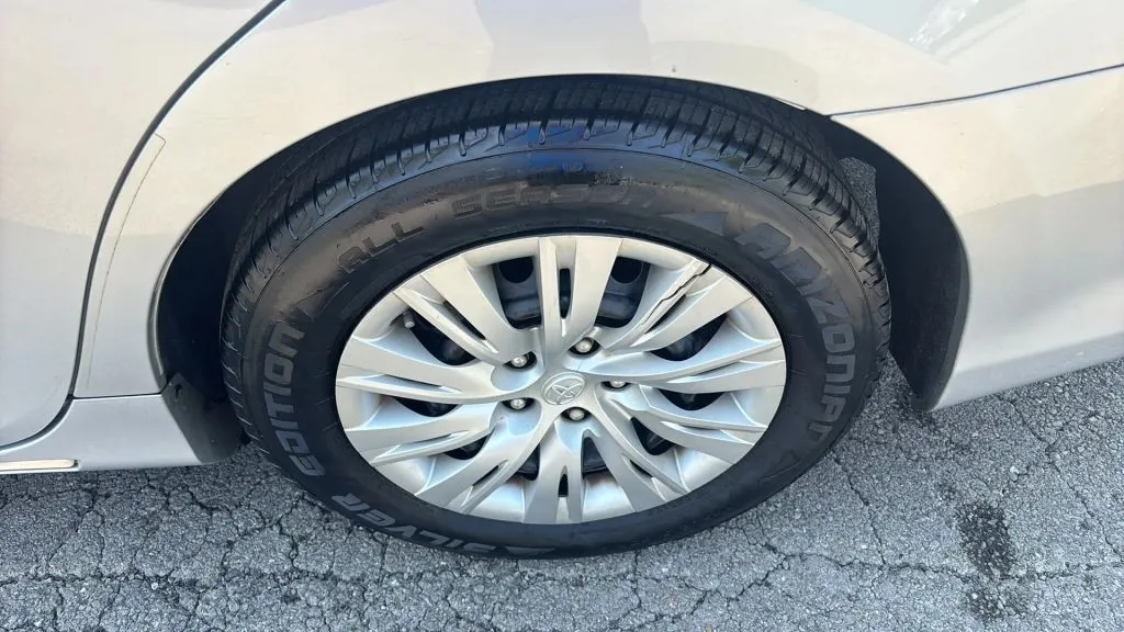 2013 Toyota Camry LE photo 14