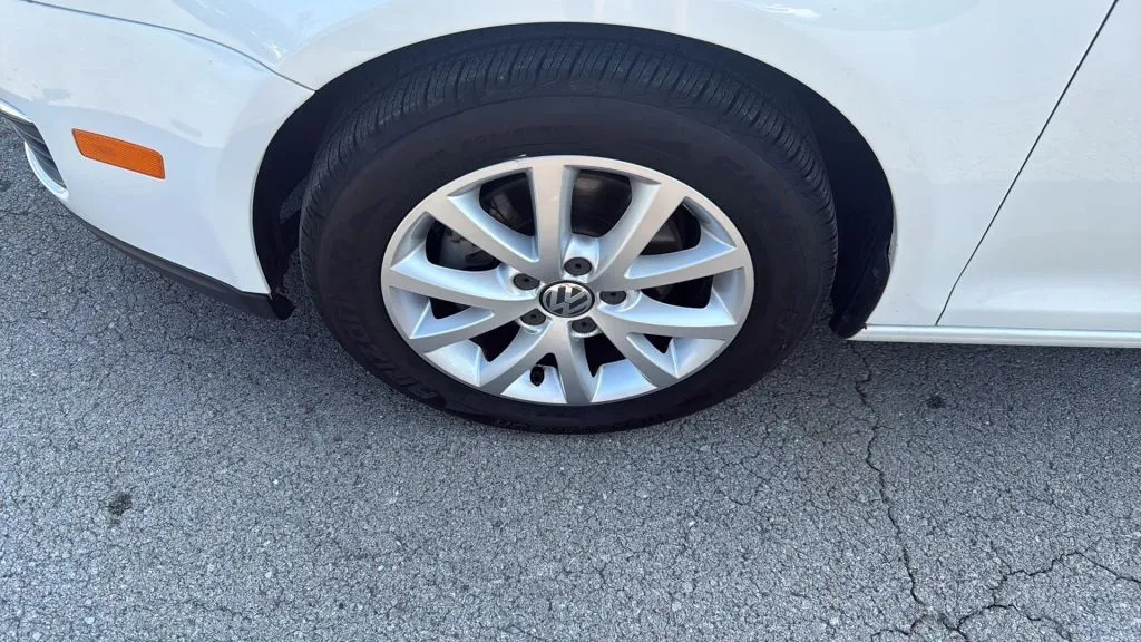 2010 Volkswagen Jetta SEL photo 27