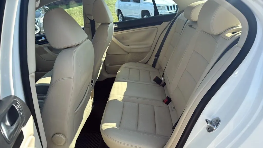 2010 Volkswagen Jetta SEL photo 2