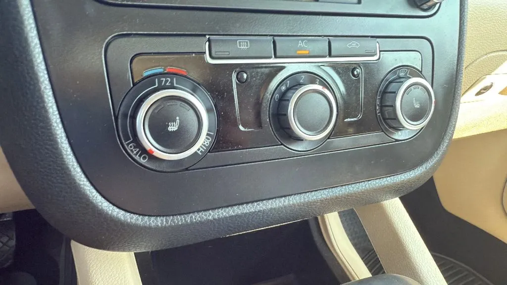 2010 Volkswagen Jetta SEL photo 25