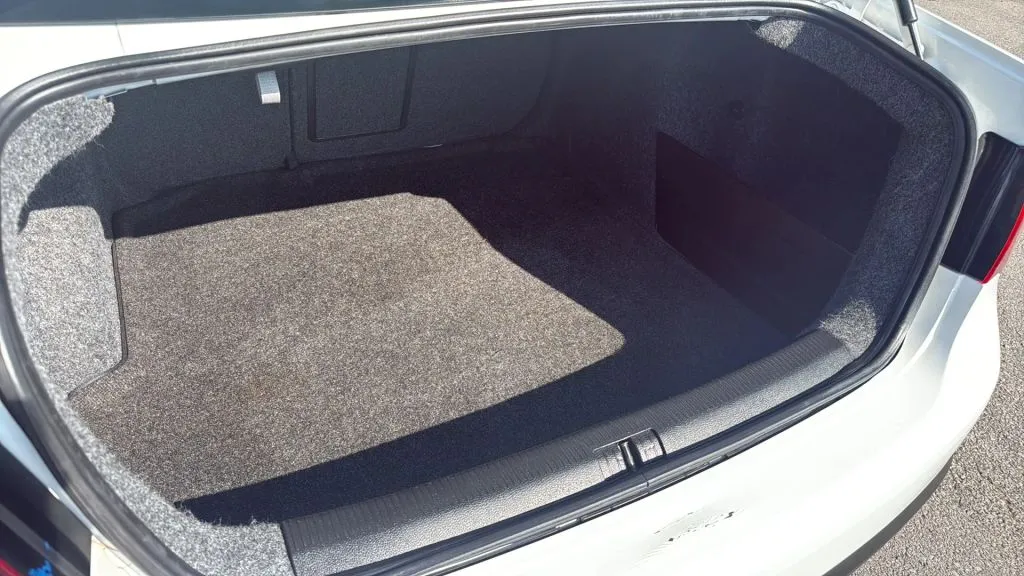 2010 Volkswagen Jetta SEL photo 3