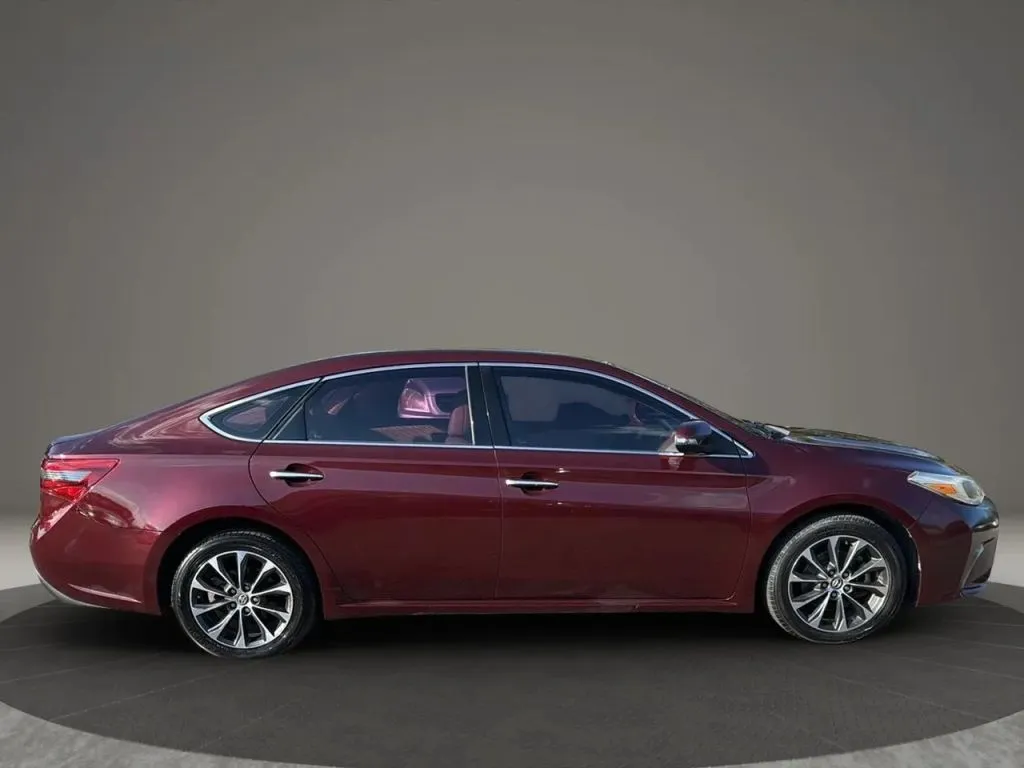 2016 Toyota Avalon XLE photo 2