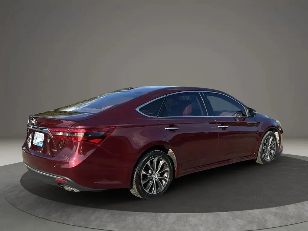 2016 Toyota Avalon XLE photo 3