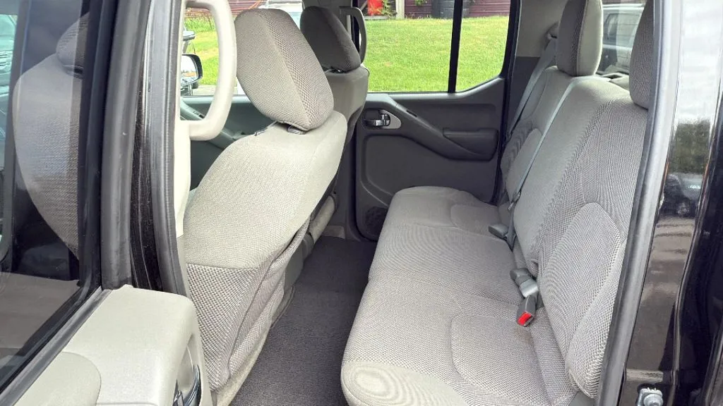 2012 Nissan Frontier Crew Cab SV photo 3