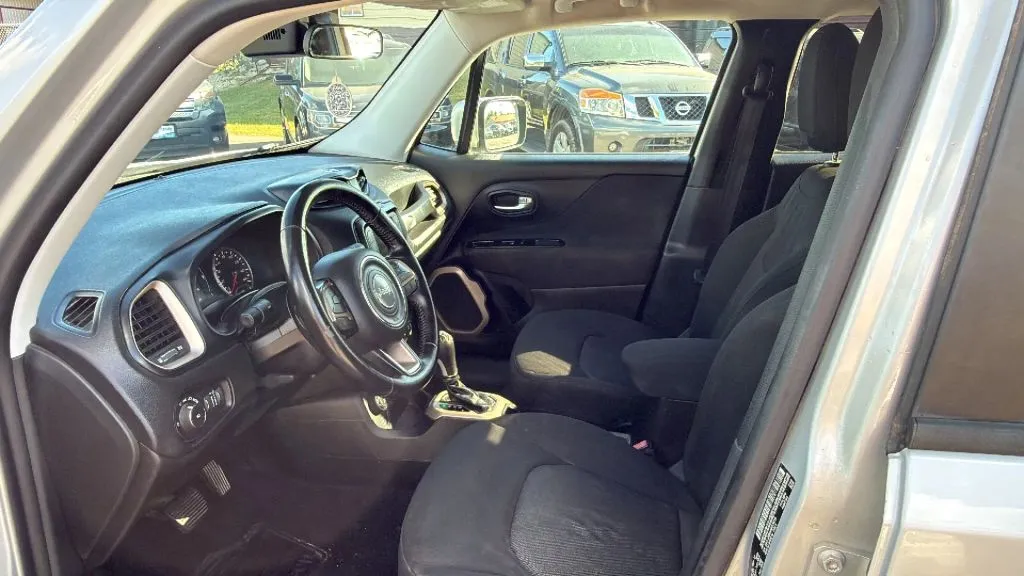 2017 Jeep Renegade Latitude Sport photo 3