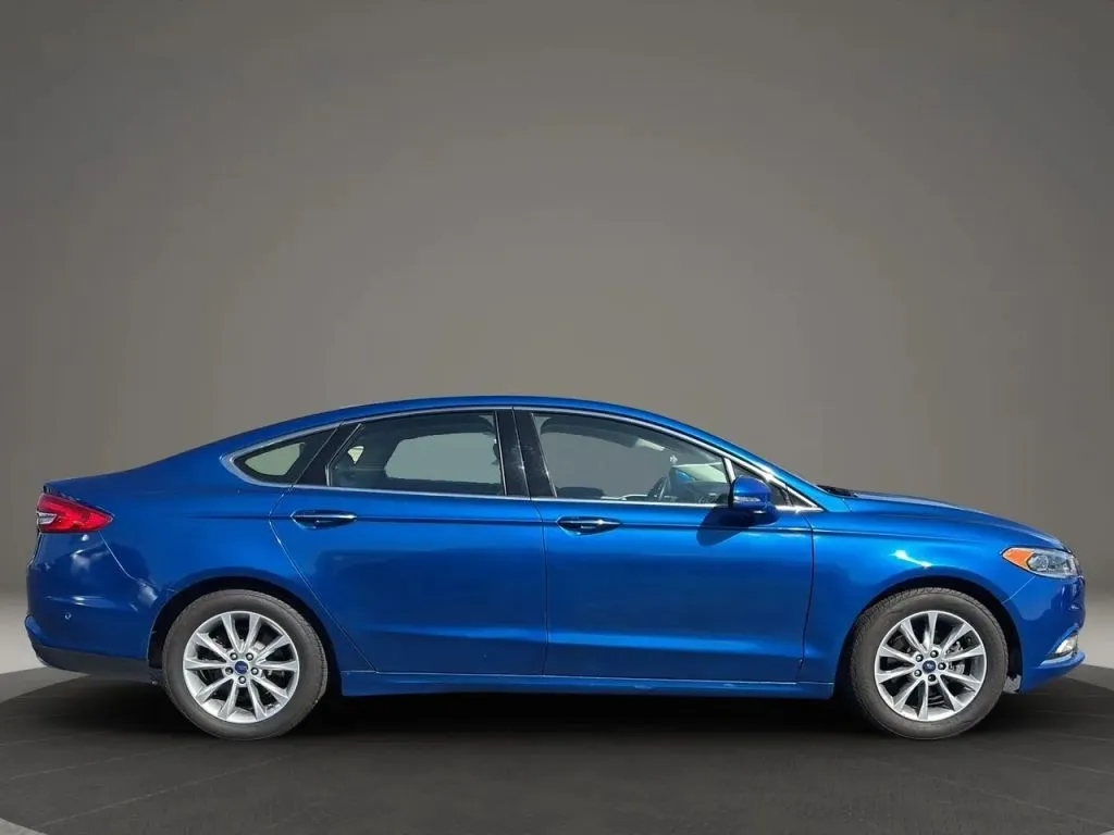2017 Ford Fusion SE photo 3