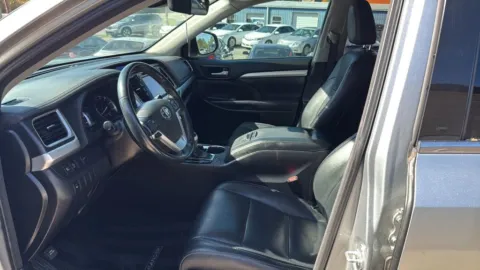 Photos of 2017 Toyota Highlander XLE Sport Utility 4D for sale in Broken Arrow, OK at JT Wholesale Auto, Inc.