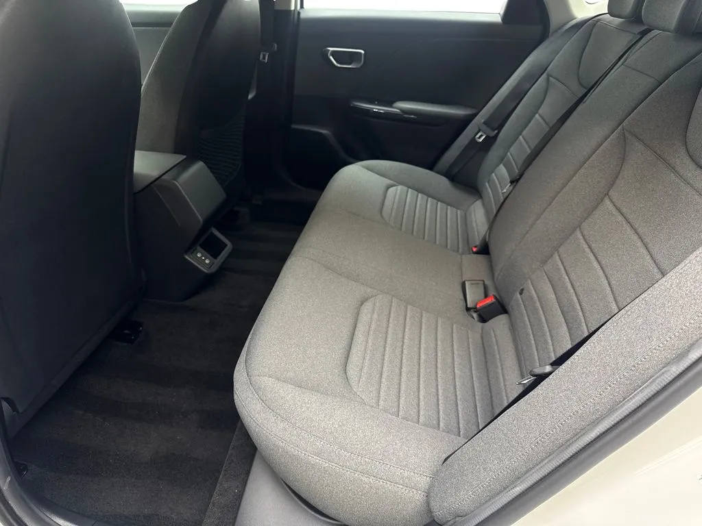 2025 Kia K4 EX - Photo 33